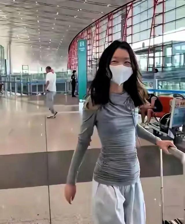 天呐 周冬雨机场照翻车 无滤镜油头真空穿搭 这着装打扮真是一言难尽