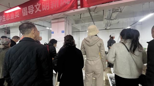 轨道直达的赶场地!地方超大,东西多,买菜这些超方便