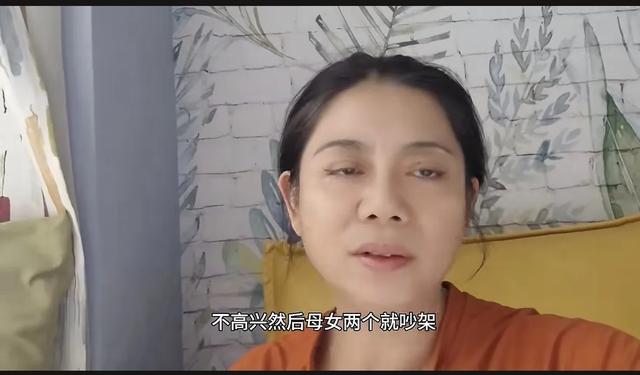 母女同游，因消费理念不同，一边花钱一边生气，都玩不开心