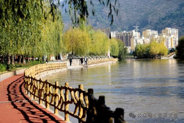 以礼初冬，树染波心山街色 蒋加祥/图