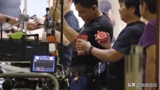 她一出场，香港影坛全体起立，掌声持续三分钟未歇，无人敢坐