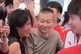 王楚钦载誉回国，父母接机感人，短暂相拥太温馨！图片