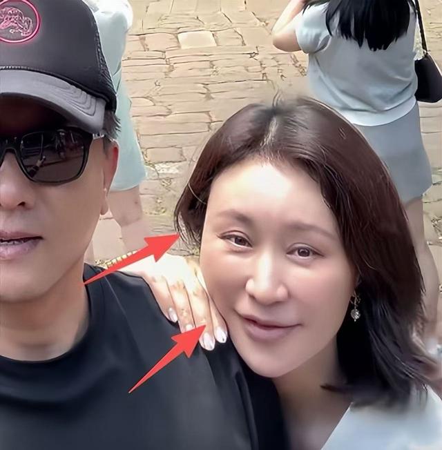 房子斌一家游大理，杨雨婷脸肿馒化严重，18岁女儿大学曝光太优秀