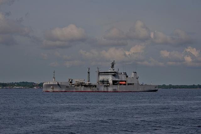 高市帮手到位，最大战舰闯台海，解放军7舰押送，国防部再发警告