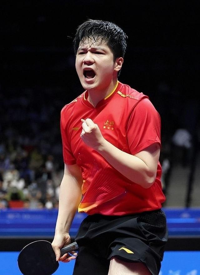 20日夜间全运会男团决赛 王楚钦败阵后额碰球台，樊振东强势逆转！