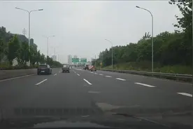 新手拿了驾照不敢开车上路，送你6个安全技巧，解决你敢的问题图片