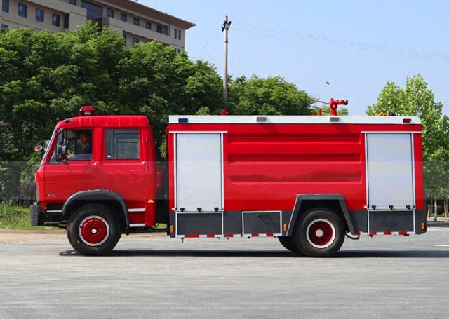 一辆进口消防车2400万！中国连航母都能造，为何却造不出消防车？