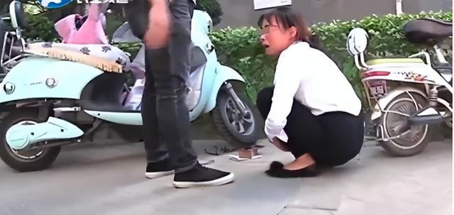 河南一快递员弄丢客户包裹，赔了536，谁料3天后，包裹找到，他忙送去，想退回钱，然而，对方居然打死不退！