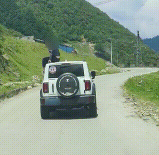 凉山盘山路上，男子“高坐”越野车顶“兜风”？