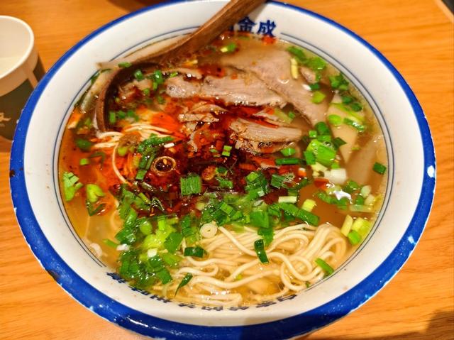 东方旋风席卷欧美！中国免签政策火出圈，老外直呼想“润”来中国