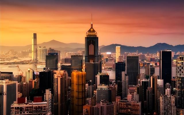 30年前，香港GDP是上海的6倍，新加坡GDP是上海的3倍，现在呢