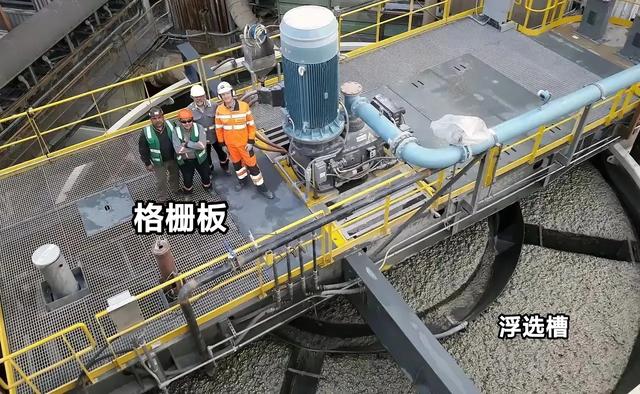 乌努格吐山铜钼矿在内蒙古新巴尔虎右旗，格栅板在浮选槽上方