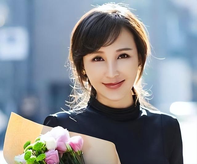 她19岁与导演私奔，在地下室裸婚连生3胎，今被丈夫用9部剧捧红