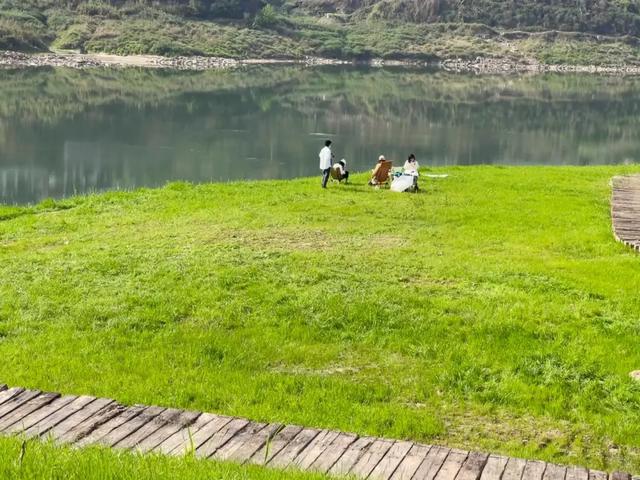 周末晒太阳!这几地有湖水+草坪+1h可达