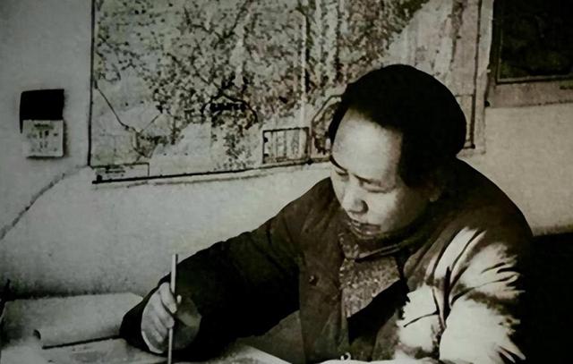 1948年毛主席东渡黄河，刚开船，毛泽东突然转身：快！给我照相