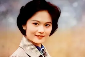 韩月乔曾是央视主持人，嫁给军委副主席之子，离婚后成知名画家图片