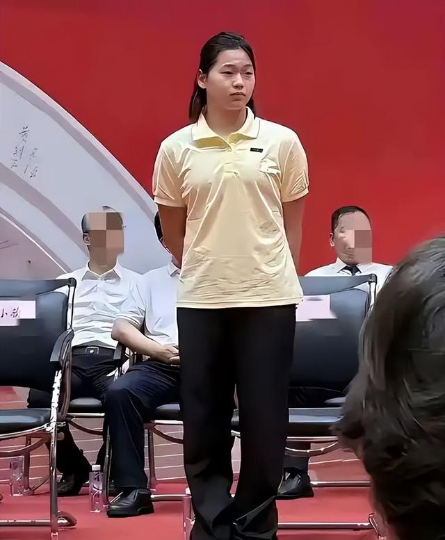 全红婵铜像进校园引热议，意外暴露她“真实处境”，令人心疼