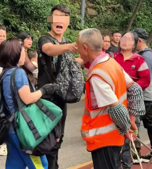 男子黔灵山辱骂老头后续：正脸曝光账号被扒，难怪嚣张 受害者回应