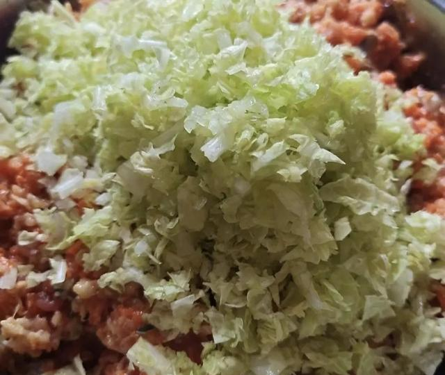 白菜饺子	，调馅别再用盐杀水了，学会一招，不出水	，还鲜嫩！
