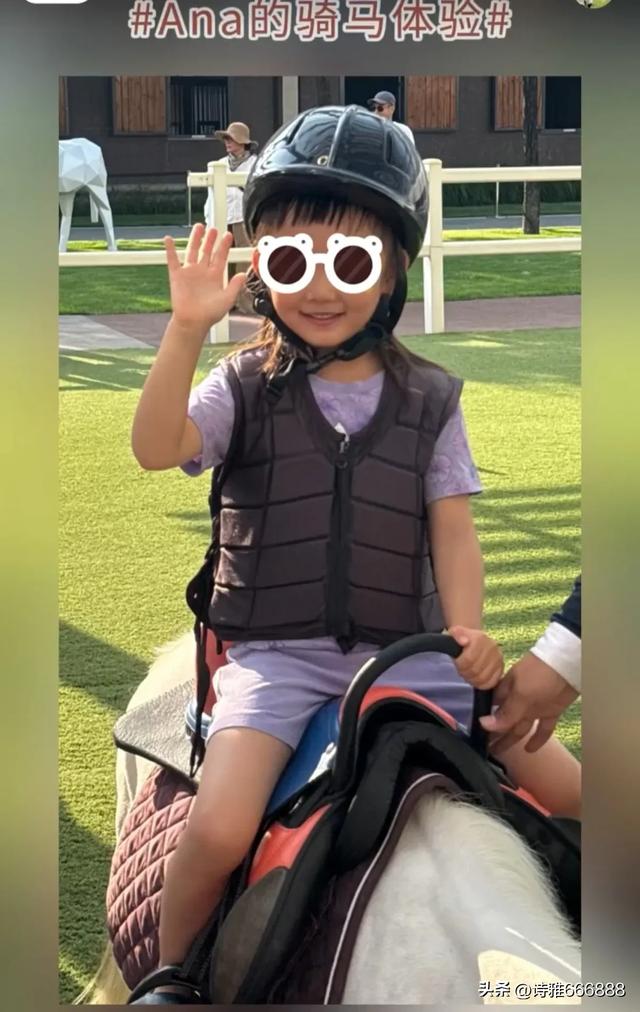 郑恺和苗苗暑假带儿女去阿那亚旅游，一家人幸福感都溢出屏幕了！