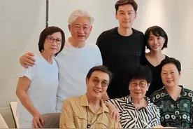 胡歌官宣结婚后，与妻子同框照首次曝光，黄曦宁依偎着胡歌好甜蜜图片