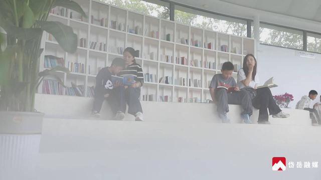 国庆打卡九女峰：云雾间读诗 国旗下抒怀