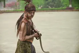 78年，5岁男孩掉入天坑，生吃蛇鼠8年成“野人”，事实果真如此？图片