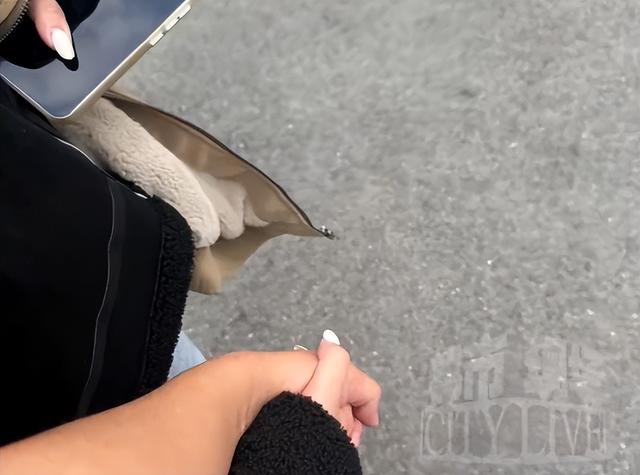 江西小伙自驾贵州，后窗横幅“让我先走，去提亲，娶最爱的人”走红网络