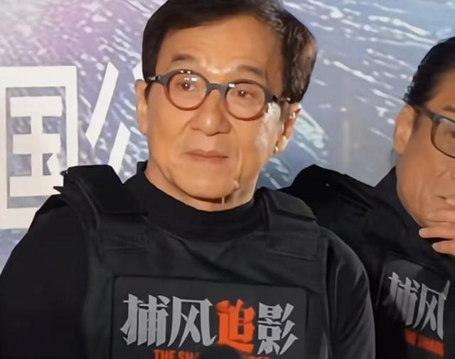 71岁成龙和42岁儿子房祖名在瑞士罕见同框！手机成最大亮点