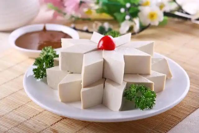 豆腐再次被关注！医生研究：胃酸反流患者常吃豆腐，或出现5改善