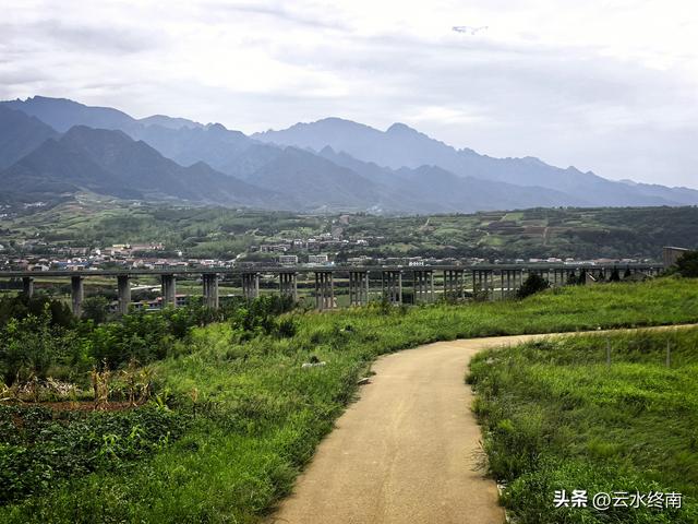 在西安最美免费露营地感叹：坡地变梯田，梯田变草原。真是神奇