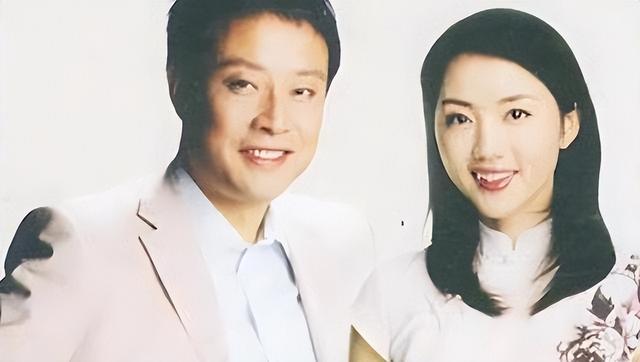 她是央视“天花板”主持人，30年零失误大龄生子，如今过的怎样