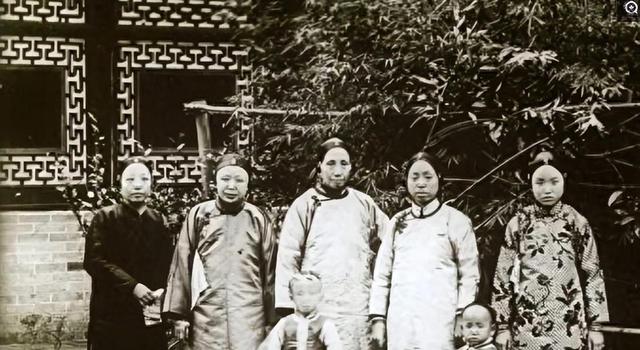 1906年，一位清朝女子自愿脱下衣服，让洋人拍下这组裸体照片