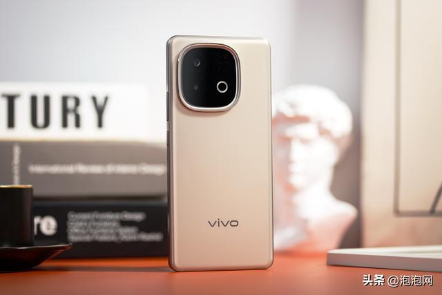 7620mAh超大电池也有超薄设计 vivo Y300 GT外观图赏