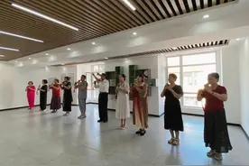 皇姑区四台子街道滦河社区：悠扬葫芦丝 吹响社区欢乐曲图片