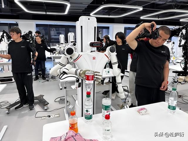 机器人训练遇瓶颈？清华和上海AI Lab出新招，缺数据也能冲 SOTA
