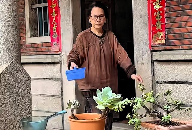 赖昌星前妻曾明娜现状：独居3000平老宅，种花做饭	，活成人生赢家