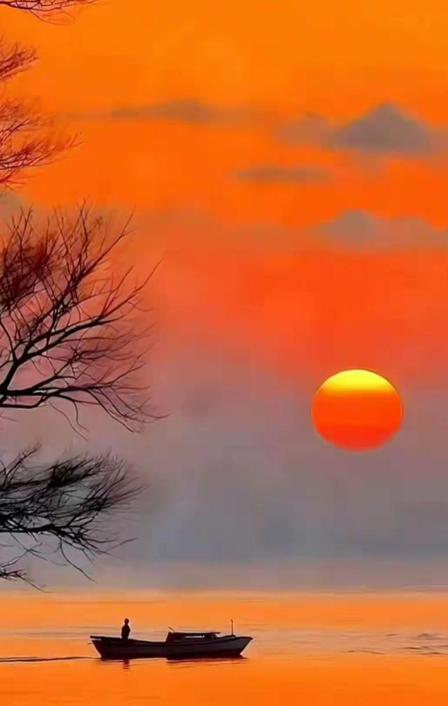 深秋夕阳，余晖漫洒