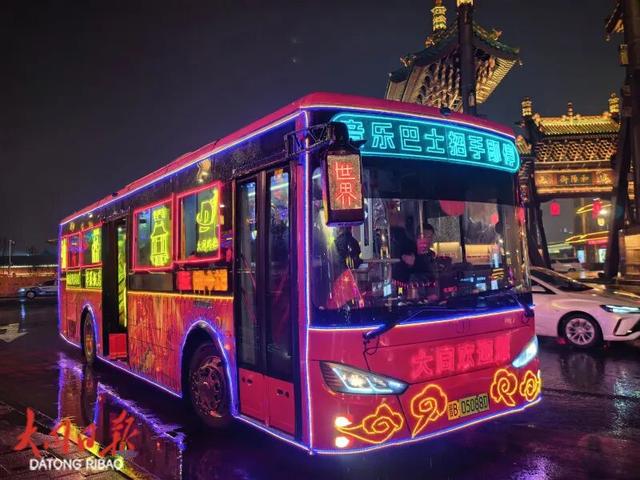 在大同古城里，边K歌边观光，又潮又炫酷