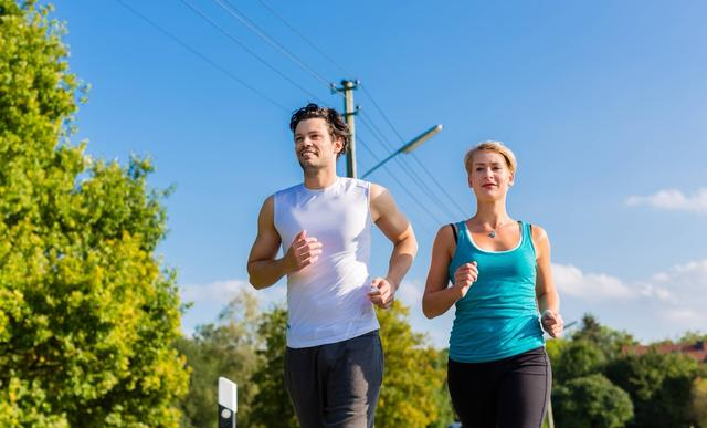 别猜了！常年跑步的人，一眼就能认出：3个“专属特征”藏不住