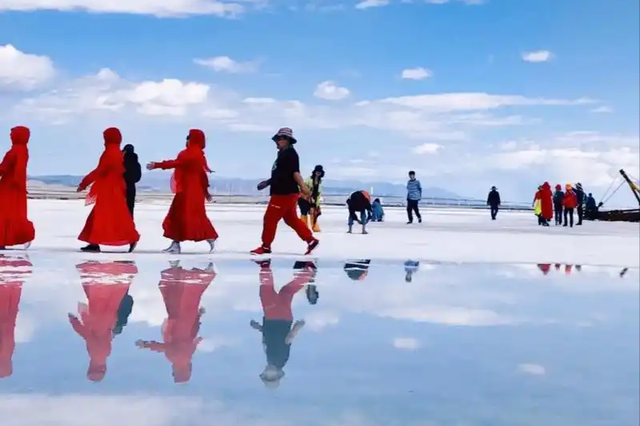 从伤口到视频，中国游客马尔代夫遇险，谁在导演“玩命式创作”