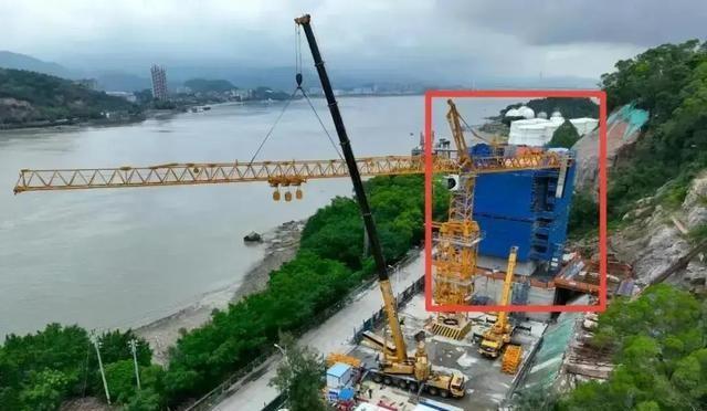 福州工地凌晨5人坠亡！违规顶升酿惨剧，893万损失谁买单