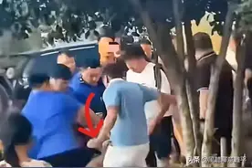 多名城管围殴店主后续：白裤子男子身份被扒，知情人曝冲突原因图片