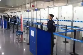 原来这些东西都可以带上飞机？空姐道出实情，乘客：白扔了这么多图片