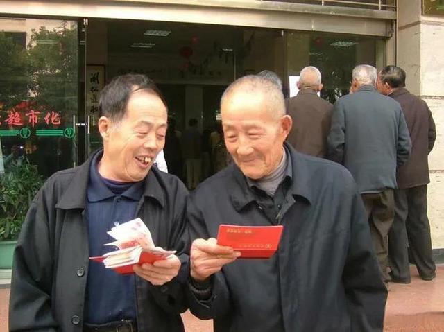 中央定调！退休新规2030年分水岭显现，部分人员或将面临双重压力