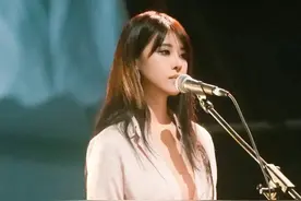 赵雷团队美女小号手郜一菲惊艳全场，音乐才华闪耀舞台！图片