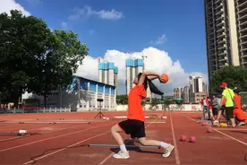 考前意外骨折，缓考只隔一两周，体育中考这一规则公平吗？图片