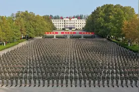 复制粘贴！千名新兵参加授枪仪式，现场震撼图片