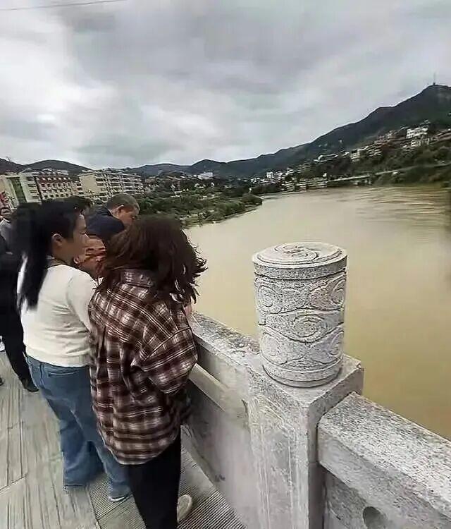 新郎婚礼跳河后续！身份曝光：西安教师，父母务农掏空家底