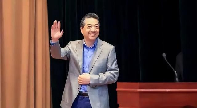 为什么“战略忽悠局局长	”张召忠，突然消失了，去哪里了？